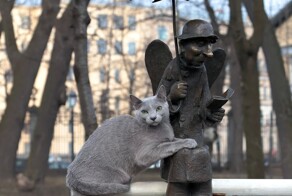Удачные фото котиков на фоне скульптур и статуй
