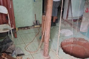 Золотоискатель вырыл 40-метровую яму под своим домом и провалился