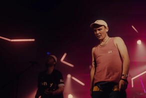 Солист группы "Щенки" вышел на сцену почти голым, после чего пытался уехать из страны - и был задержан