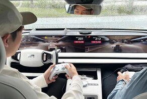 Geely представила быстрый электроседан с огромным экраном