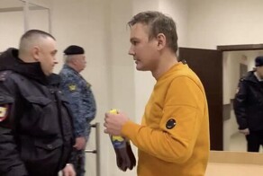 Музыканта-носочника, исполнившего «голый перформанс» на сцене, осудили за хулиганство