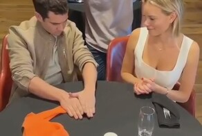 Фокусник превратил салфетку в настоящую змею