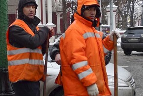 «Надо людей стимулировать, чтобы не ленились»: в Госдуме предложили россиянам самим почистить улицы из-за нехватки дворников