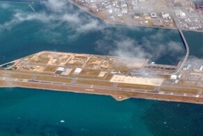 Японский аэропорт постепенно погружается в море