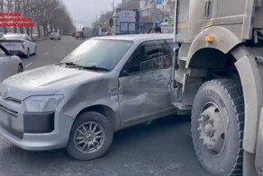 Грузовик 50 метров тащил легковушку на бампере во Владивостоке 