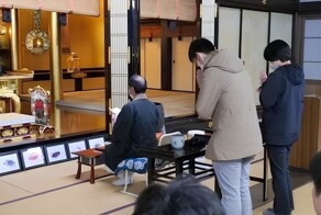 Производящая пестициды японская компания провела поминальную службу по загубленным насекомым