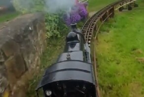 Парень сделал миниатюрную железную дорогу с настоящим угольным паровозом