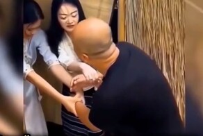 Девушки используют уникальный подход для поиска мужа
