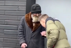 "Живут в достатке, не знают, что такое голод": юный украинец плюнул в руку просящего милостыню старика