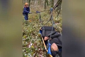 Пьяный мужчина залез на третий этаж дома без лестниц