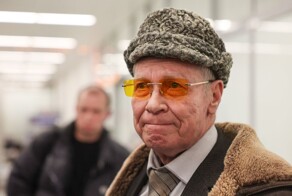 «Разлучили семью, всё было сделано топорно и бесчеловечно»: выдворенный из Латвии 82-летний пенсионер хочет перевезти в Россию свою жену