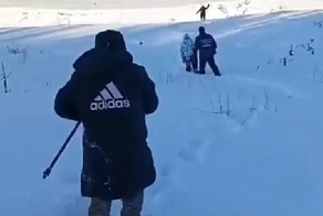 В Челябинской области вывели из леса трёх замерзающих бедолаг, а они сбежали от врачей и медиков