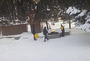 Школьники в Ставропольском крае забросали снежками вечный огонь и сбежали, когда он потух