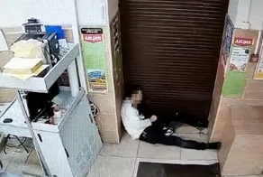 В Мурманске мужчина прополз под рольставни магазина и напился в стельку