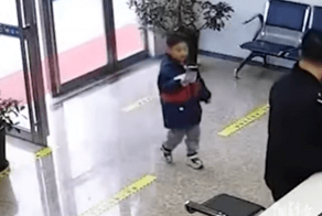 Мальчик нашёл мобильный телефон и принёс его в полицейский участок