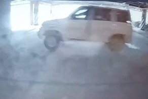 УАЗ пробил стену на парковке торгового центра