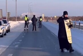 Сотрудники ГИБДД попросили священника обезопасить опасные участки дороги в ХМАО