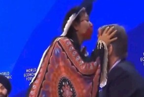 Туземка покашляла на головы участников экономического форума в Давосе