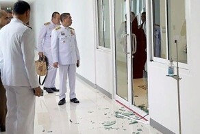 Российский турист разгромил офис губернатора Пхукета в Таиланде