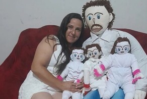 Блогерша вышла замуж за тряпичную куклу и «родила» трёх детей