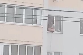 В Рязанской области полуголая девушка пыталась спуститься из окна с помощью удлинителя