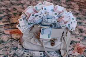 Мошенники обманули женщину и её дочерей, уговорив набрать кредитов на 12 миллионов
