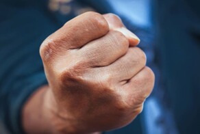 В Москве старший брат с друзьями наказали любителя молоденьких девочек