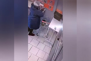 В питерском "Дикси" приличного вида старушка украла забытый в магазине телефон
