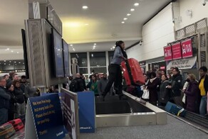 Сотруднице аэропорта пришлось самой разгружать багаж, потому что лента сломалась