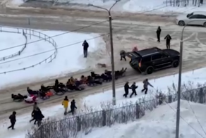 «Будем в мусарке ночевать»: в Мытищах устроили опасные покатушки на тюбингах и чудом не спровоцировали ДТП