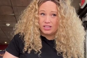 Официантка возмущена тем, что ей не дали чаевые