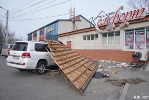 Срывает крыши и валит на землю людей: на Владивосток обрушился ураганный ветер