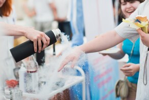 На детском празднике в Москве аниматор полила ребёнка жидким азотом