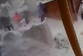 В Самаре лавина снега с крыши обрушилась на игравших во дворе детей