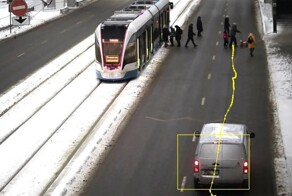 Камеры начали штрафовать водителей за непропуск пешеходов на трамвайных остановках