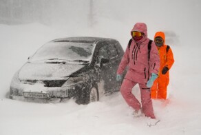 «Дома заметены по крышу, кто-то роет тоннели»: на Сахалине снежный апокалипсис и власти ввели режим ЧС