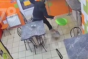 «Вы мою мамочку накормили какой-то ерундой»: петербуржец устроил погром в дагестанском кафе из-за невкусной шавермы