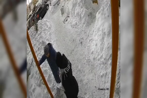 Девушка крайне нагло обокрала бабушку. Она притворилась, что помогает ей