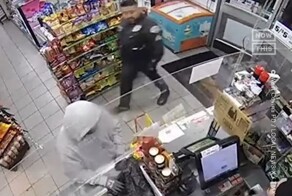 Полицейский случайно зашёл в магазин, когда там происходило ограбление