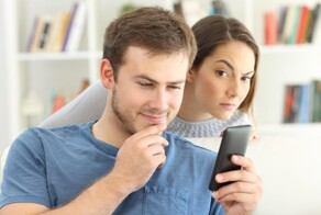 Проверка смартфона супругом приводит к разводу