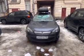 Петербуржцу на лобовое стекло рухнули глыбы льда с крыши дома, мимо которого он проезжал
