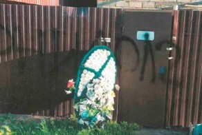 В Омске коллекторы банка "Пойдём!" кошмарили женщину, подбрасывая ей под двери похоронные венки