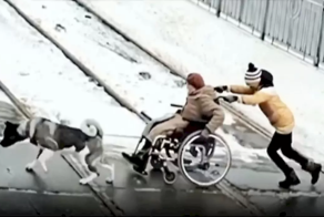 В Екатеринбурге мальчик с собакой спасли пенсионерку на инвалидной коляске, которая застряла на рельсах