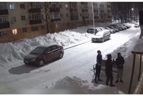 В Нижнекамске парень упал с козырька, пытаясь попасть в подъезд