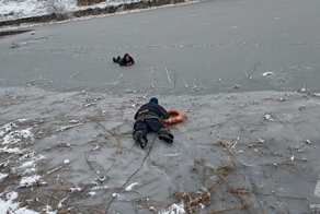 «Ребёнок! Держись за круг двумя руками!»: в Алчевске спасли двух девочек, провалившихся под лёд