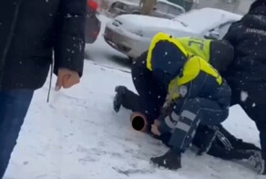 "Ты со мной будешь базарить?": в Астрахани пьяный мужчина подрался с полицейскими, требуя вернуть эвакуированный автомобиль