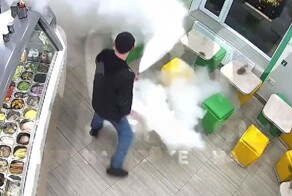 Посетитель потушил невидимый огонь — камеры засняли эффектное видео