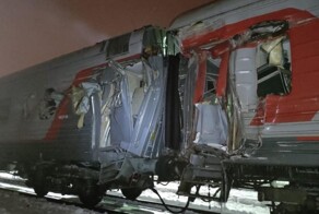 «Было чувство будто меня кто-то выкинул в коридор»: в Тюменской области автокран пробил пассажирский поезд