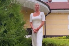 Волочкова заплатит штраф своим соседям, которые видели, как балерина справляет нужду под ёлкой