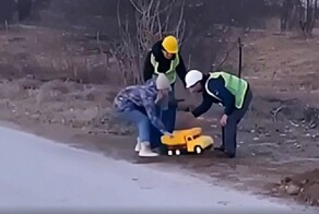 Ребёнок запомнит этих строителей на всю жизнь